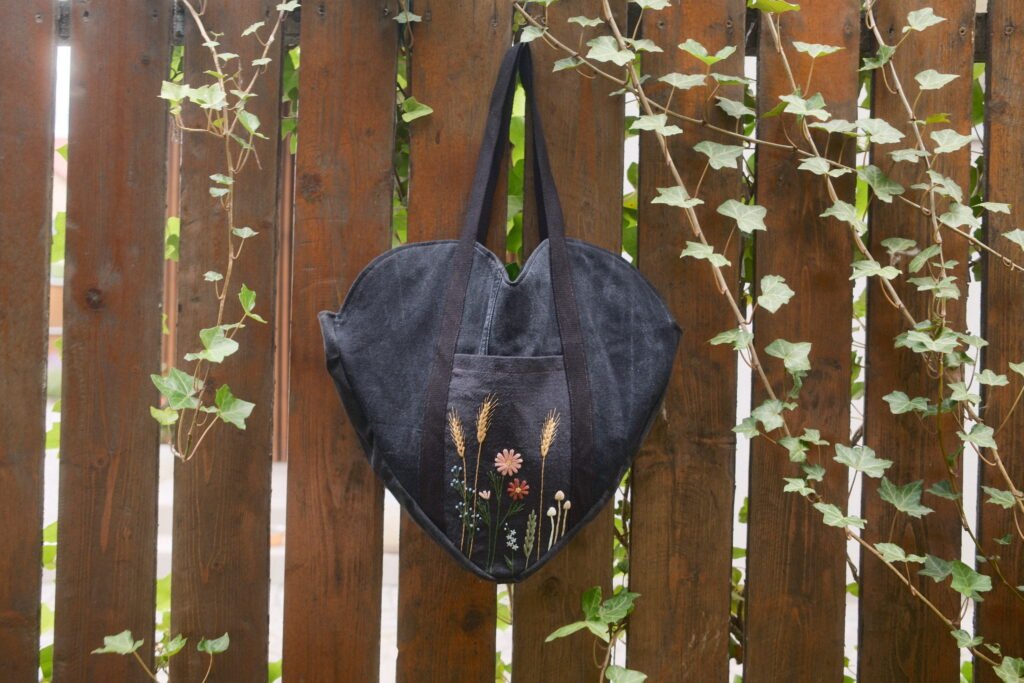 TRP X ATELIER ANDUSHKA – tote bag flori de camp – black
