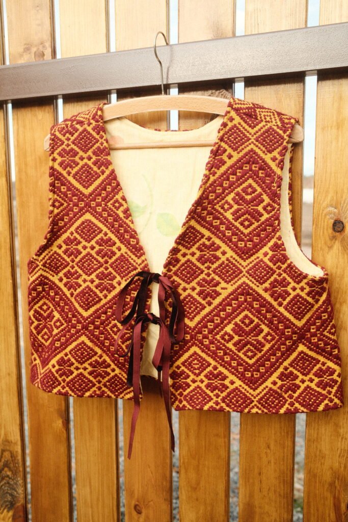 Folk vest - M/L - red&yellow